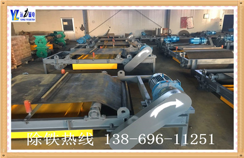 　　一、皮帶輸送機用除鐵器強弱影響因素 　　1、皮帶輸送機用除鐵器采用高性能釹鐵硼做磁源，磁性強，不易退磁。  　　2、兩邊滾筒為腰鼓形結構，具備自動糾偏功能，密封性極好，所以能很好的適應各種惡劣環(huán)境。  　　3、皮帶輸送機用除鐵器控制部分可以皮帶機連鎖，可實現(xiàn)就地手動控制和集中控制兩種方式。  　　4、皮帶輸送機用除鐵器無勵磁線圈，省電節(jié)能。  　　5、皮帶輸送機用除鐵器不需要整流控制裝置，可靠性高。  　　6、不存在溫升問題，磁場強度也就不存在“冷態(tài)”“熱態(tài)”之分，磁場恒定。  　　7、皮帶輸送機用除鐵器斷電時，吸在除鐵器上的鐵件不會掉回到輸送物料上。  　　8、皮帶輸送機用除鐵器不存在絕緣和耐壓問題。配上防爆電機驅動的棄鐵輸送帶即可成為防爆除鐵器