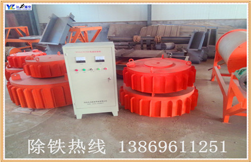 1.我們簡單介紹一下電磁除鐵器的維修事項：     維修主要事項：檢查連接件松緊情況。電線與端子相連時最好使用匹配的冷壓端頭，以保證接頭接觸良好。長期停止運行的維護保養(yǎng)：長期停止運行時，重新使用要注意所有法蘭、蓋、隔爆面是否符合要求，隔爆面要定期涂防銹油，內(nèi)外接地要良好。定期檢查設(shè)備絕緣電阻是否符合要求。  　　2.電磁除鐵器廠家的服務(wù)細節(jié)：  　　如果電磁除鐵器廠家對服務(wù)細節(jié)的漠不關(guān)心，意味著服務(wù)精神缺少，任何一個剛開始看起來并不重要的細節(jié)錯失，都會讓消費者懷疑或全盤否定我們的服務(wù)精神。服務(wù)型企業(yè)無時不重視細節(jié)，注意服務(wù)精神的宏揚。面對WTO帶來的全球性的競爭，粗放式管理與經(jīng)營再也不能繼續(xù)進行下去了。精細化時代的到來，迫使企業(yè)將競爭的焦點更多地從戰(zhàn)略轉(zhuǎn)向細節(jié)。因為細節(jié)決定成敗。