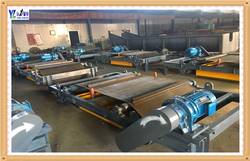 自動除鐵器 永磁自動除鐵器總是讓客戶不能拒絕,它超高的性價比和舒適的使用體驗,帶給客戶的是不斷的經(jīng)濟效益和精細的選礦產(chǎn)品.自動化的設(shè)備更能滿足客戶的使用需求和使用習(xí)慣,解放工作人員的雙手,更能應(yīng)對高效率的挑戰(zhàn). 傳統(tǒng)的永磁除鐵器返回料系統(tǒng)的原除鐵方式采用的是人工拖動,手動卸鐵方式.這種除鐵方式雖然操作簡單,但自動化程度低,效率不高,而且在人工拖拉除鐵器的過程中存在較大的安全隱患.針對這一現(xiàn)象,分廠組織車間技術(shù)人員自主研發(fā)自動除鐵系統(tǒng),實現(xiàn)除鐵自動化和高效化.自動除鐵器 永磁自動除鐵器合了技術(shù)和工作人員的心血,包含了國內(nèi)多種先進的科技,它的出現(xiàn)代表了技術(shù)的進步和選礦行業(yè)的巨大革新.