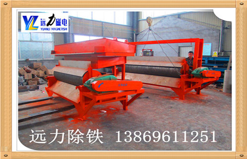 　　自然界中的白云石往往或多或少的含有含鐵礦物，要想提高白云石的質(zhì)量，就必須除去其中的含鐵雜質(zhì)，由于白云石中的含鐵礦物具有強(qiáng)弱不等的磁性，因而可采用磁選的方法降低其中鐵的含量。遠(yuǎn)力技術(shù)人員在對(duì)磁選機(jī)磁路進(jìn)行了設(shè)計(jì)和仿真的分析的基礎(chǔ)上，最新設(shè)計(jì)出一種白云石除鐵器，該機(jī)具有良好的磁場(chǎng)性能指標(biāo)、構(gòu)造簡(jiǎn)單、選礦成本低、工作可靠并可模擬實(shí)際現(xiàn)場(chǎng)進(jìn)行小型的實(shí)驗(yàn)。 　　前段時(shí)間山東煙臺(tái)萊州的一個(gè)客戶帶著自己的礦樣來(lái)進(jìn)行了實(shí)驗(yàn)，該客戶的礦樣是已經(jīng)磨好的，因此省去了磨礦這一環(huán)節(jié)。該礦原礦含鐵在0.12%左右，含鈣25%含鎂18%，經(jīng)公司工程人員跟客戶商量，決定采用15000高斯的濕式強(qiáng)磁磁選機(jī)(因客戶的現(xiàn)場(chǎng)用水比較方便)，經(jīng)過(guò)實(shí)驗(yàn)后，鐵含量有原來(lái)的0.12%降到了0.08%左右，鈣鎂等元素也有了相應(yīng)的提升，客戶對(duì)該結(jié)果十分滿意。