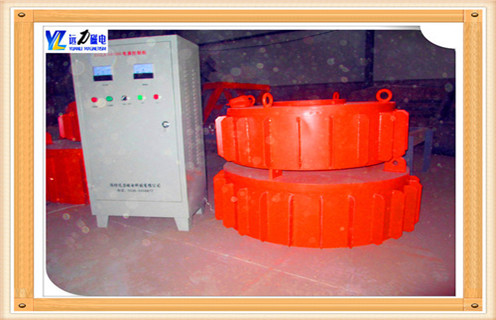 1.漿料電磁除鐵器工作原理：  　　當(dāng)除鐵器按操作程序啟動投入運行時,物料中的鐵件在強大磁場作用下,被迅速吸出,這時,減速機的動力通過鏈輪、鏈條、主動滾筒傳至有刮板的自卸膠帶將吸出的鐵件強行甩出運輸帶外,從而達到清除鐵件的目的。  　　2.漿料電磁除鐵器如何處理漿料  　　根據(jù)磁動力學(xué)原理我們知道，磁鐵對于磁性物質(zhì)的吸引力不僅與磁場強度有關(guān)，還與磁場梯度有直接關(guān)系，磁場力F=H*(aH/aL)。T1,T2,T3 系列超強除鐵器，具有磁場強、梯度高、磁程深、吸力大的特點。T1，T2，T3 在額定吊高處磁場強度分別為國標(biāo)產(chǎn)品的1.6，2.4和4.4 倍，分別為900GS,1200GS 和1500GS 。吸力分別是國標(biāo)產(chǎn)品的2.3 倍4.4 倍和7.6 倍，對于超大超重鐵件或細小鐵件均有良好的清除效果，特別適合除鐵要求高的生產(chǎn)作業(yè)場所。