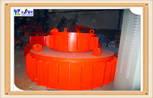 對(duì)垃圾電磁除鐵器設(shè)備來(lái)說(shuō),無(wú)論是質(zhì)量多么高,在生產(chǎn)中都難避免出現(xiàn)一些故障,提前阻止故障的發(fā)生亦或是在故障發(fā)生后能夠及時(shí)發(fā)現(xiàn)及時(shí)解決,都是對(duì)除鐵很重要的問(wèn)題.垃圾電磁除鐵器有了故障千萬(wàn)不要著急,只要掌握了些技巧,所有問(wèn)題都會(huì)迎刃而解! 　　垃圾電磁除鐵器的常見(jiàn)故障里很多都需要拆卸處理,對(duì)于專業(yè)人士來(lái)說(shuō)比較簡(jiǎn)單,新手或者經(jīng)驗(yàn)不足的不要盲目拆卸以免適得其反.今天遠(yuǎn)力磁電小編給大家介紹一點(diǎn)如何正確拆卸垃圾電磁除鐵器.看看電磁除鐵器在垃圾處理中的本領(lǐng)！  　　拆卸除鐵時(shí)需使用專用工具的,必須按規(guī)定使用專用工具,考慮到其軸承,防止因使用工具不當(dāng)對(duì)設(shè)備產(chǎn)生損害.起吊垃圾電磁除鐵器時(shí),有專人負(fù)責(zé),起吊下放前認(rèn)真檢查起重工具.物件須捆綁牢靠,在繞過(guò)有棱角.毛刺的物體時(shí)應(yīng)墊上木板等物,用U型繩卡卡鋼絲繩套時(shí),U型繩卡不得少于兩個(gè).吊運(yùn)垃圾電磁除鐵器時(shí),要按照垃圾電磁除鐵器名牌標(biāo)示重量及相關(guān)起吊用具安全系數(shù)進(jìn)行合理選擇起吊用具,嚴(yán)禁超負(fù)荷起吊.