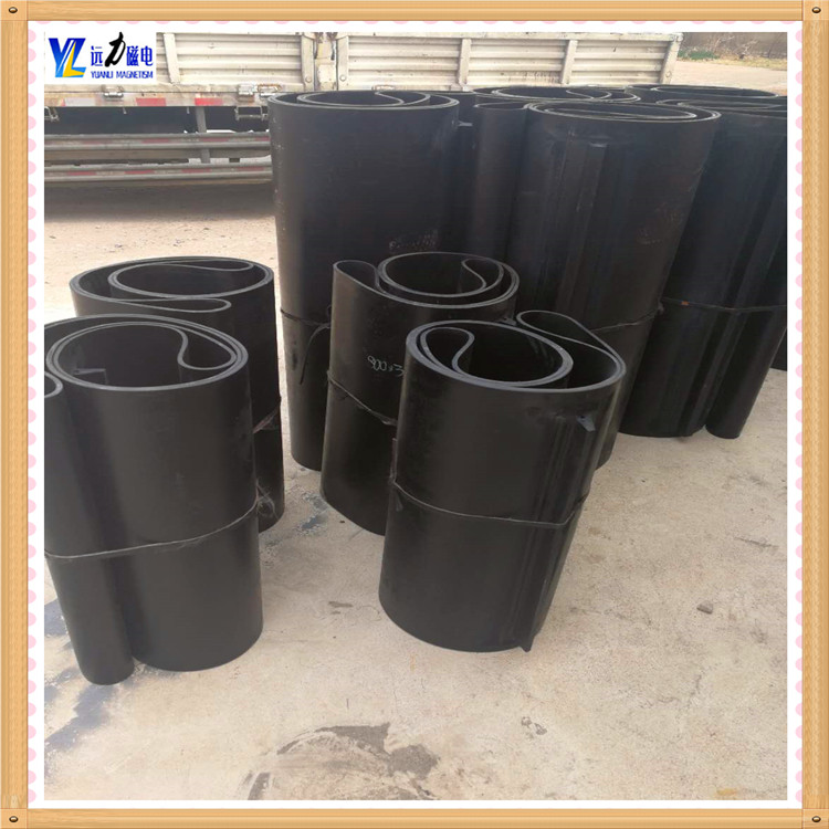 　　Y型防溢裙板、T型防溢裙板、平板型防溢裙板，也叫擋煤皮，擋煤板，裙邊，咨詢電話13869611251，另外還生產(chǎn)橡塑防塵簾、三元乙丙防塵簾，聚氨酯防塵簾，也叫擋煤簾、擋塵簾，除鐵器皮帶