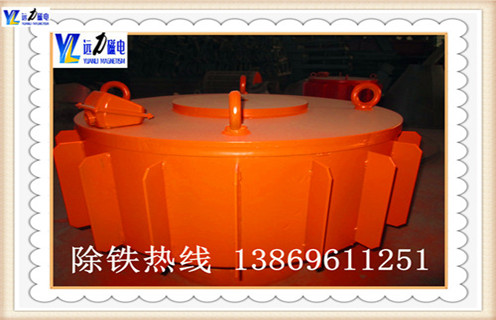 選礦行業(yè)的火速興起,磁選機(jī)公司如“雨后春筍”般涌向市場(chǎng),選礦行業(yè)的競(jìng)爭(zhēng)日益激烈,電磁除鐵器在生產(chǎn)上面臨的挑戰(zhàn)也逐漸加大.濰坊遠(yuǎn)力磁電作為典型的磁選機(jī)生產(chǎn)廠家,要想在激烈的市場(chǎng)競(jìng)爭(zhēng)力立于不敗之地,服務(wù)水平和設(shè)備的工作效率提升是非常關(guān)鍵的一個(gè)環(huán)節(jié).在選礦行業(yè)市場(chǎng)的爭(zhēng)奪戰(zhàn)中干式電磁除鐵器成為最有利的武器. 　　1.遠(yuǎn)力干式電磁除鐵器的優(yōu)越性能給用戶帶來了很大的便利,它不僅節(jié)約資源省水省電,并且隨著技術(shù)的改進(jìn)工作效率也大大提升.近年來,它的工作范圍也擴(kuò)大了很多,可以用于多種場(chǎng)合.  　　2.干式電磁除鐵器可以用于低品位礦石的預(yù)選工作,預(yù)富集礦石資源,提高入磨品位,降低選礦成本.用于尾礦再選,回收尾礦壩干坡段相對(duì)富集的尾礦.用于硫酸渣干粉的磁選提純.用于非磁性物料的除鐵,效果明顯,選礦成本低廉.用于磁選廠精粉提純作業(yè),拋除鐵精粉中的貧連生體及脈石,提高精粉等級(jí),增加選廠產(chǎn)品技術(shù)附加值.  　　3.干式電磁除鐵器是不可多得的好設(shè)備,它滿足了客戶對(duì)于環(huán)保高效率設(shè)備的需求,在工作的同時(shí),盡最大可能的保護(hù)環(huán)境,節(jié)約資源,維護(hù)我們共同生活的家園.遠(yuǎn)力干式電磁除鐵器的種類豐富,其優(yōu)點(diǎn)更是有目共睹的.