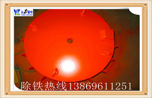 選礦行業(yè)的火速興起,磁選機(jī)公司如“雨后春筍”般涌向市場(chǎng),選礦行業(yè)的競(jìng)爭(zhēng)日益激烈,電磁除鐵器在生產(chǎn)上面臨的挑戰(zhàn)也逐漸加大.濰坊遠(yuǎn)力磁電作為典型的磁選機(jī)生產(chǎn)廠家,要想在激烈的市場(chǎng)競(jìng)爭(zhēng)力立于不敗之地,服務(wù)水平和設(shè)備的工作效率提升是非常關(guān)鍵的一個(gè)環(huán)節(jié).在選礦行業(yè)市場(chǎng)的爭(zhēng)奪戰(zhàn)中干式電磁除鐵器成為最有利的武器. 　　1.遠(yuǎn)力干式電磁除鐵器的優(yōu)越性能給用戶帶來了很大的便利,它不僅節(jié)約資源省水省電,并且隨著技術(shù)的改進(jìn)工作效率也大大提升.近年來,它的工作范圍也擴(kuò)大了很多,可以用于多種場(chǎng)合.  　　2.干式電磁除鐵器可以用于低品位礦石的預(yù)選工作,預(yù)富集礦石資源,提高入磨品位,降低選礦成本.用于尾礦再選,回收尾礦壩干坡段相對(duì)富集的尾礦.用于硫酸渣干粉的磁選提純.用于非磁性物料的除鐵,效果明顯,選礦成本低廉.用于磁選廠精粉提純作業(yè),拋除鐵精粉中的貧連生體及脈石,提高精粉等級(jí),增加選廠產(chǎn)品技術(shù)附加值.  　　3.干式電磁除鐵器是不可多得的好設(shè)備,它滿足了客戶對(duì)于環(huán)保高效率設(shè)備的需求,在工作的同時(shí),盡最大可能的保護(hù)環(huán)境,節(jié)約資源,維護(hù)我們共同生活的家園.遠(yuǎn)力干式電磁除鐵器的種類豐富,其優(yōu)點(diǎn)更是有目共睹的.