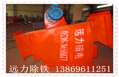 1.小型管道除鐵器概述: RCYB系列管道除鐵器結(jié)構(gòu)簡單,使用方便,無需維護,運行可靠,成本低,磁選分離裝置好,由磁系統(tǒng),外殼等組成,是環(huán)保,節(jié)能除鐵設(shè)備. 管道除鐵器主要用于各種帶式輸送機,懸掛在沖切端或中間帶上以達到鐵的目的.對于水泥工業(yè),化工,煤炭,小礦山,建筑材料,木材加工,鑄砂加工等材料除鐵以外,并確保下道工序順利進行.