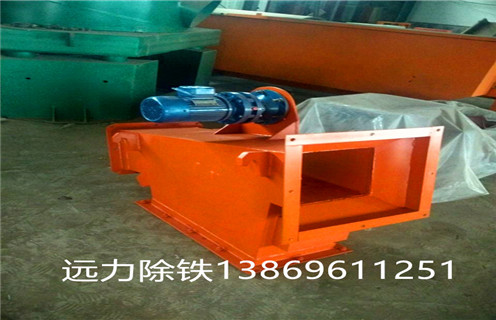 1.小型管道除鐵器概述: RCYB系列管道除鐵器結(jié)構(gòu)簡單,使用方便,無需維護,運行可靠,成本低,磁選分離裝置好,由磁系統(tǒng),外殼等組成,是環(huán)保,節(jié)能除鐵設(shè)備. 管道除鐵器主要用于各種帶式輸送機,懸掛在沖切端或中間帶上以達到鐵的目的.對于水泥工業(yè),化工,煤炭,小礦山,建筑材料,木材加工,鑄砂加工等材料除鐵以外,并確保下道工序順利進行.