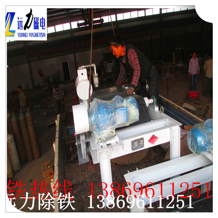 風冷自卸式電磁除鐵器回收價值利用好,遠力磁電生產(chǎn)的RCDA系列風冷懸掛式電磁除鐵器磁路采用計算機模擬設(shè)計,透磁深度大.磁力強.特殊的風道設(shè)計,軸流風機強迫風冷,風量大,風壓高,使線圈散熱快,溫升低,冷熱態(tài)磁場差異小.線圈經(jīng)特殊的浸漆絕緣及固化處理技術(shù),抗氧化,耐腐蝕,提高整機的絕緣性能,保障長期連續(xù)工作不老化.