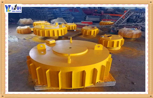 　　定做懸掛式除鐵器電磁除鐵器自卸式除鐵器輸送帶強磁鐵皮,遠(yuǎn)力磁電生產(chǎn)的輸送帶電磁除鐵器根據(jù)其使用場合、環(huán)境、除鐵要求等均有所不同可分為好多種除鐵方式。 　　除鐵器勵磁方式有電磁、永磁二大類。其棄鐵方式也形式多樣。有些設(shè)計院、用戶等由于對輸送帶電磁除鐵器性能及使用場合了解不夠，選型時容易出現(xiàn)不合理的問題，生產(chǎn)廠家往往偏重磁性能，也忽略棄鐵方式，因而會影響使用效果。只有充沛了解除鐵要求、使用場所及環(huán)境條件才干選擇最佳匹配，充分發(fā)揮除鐵器性能，達到理想的除鐵效果