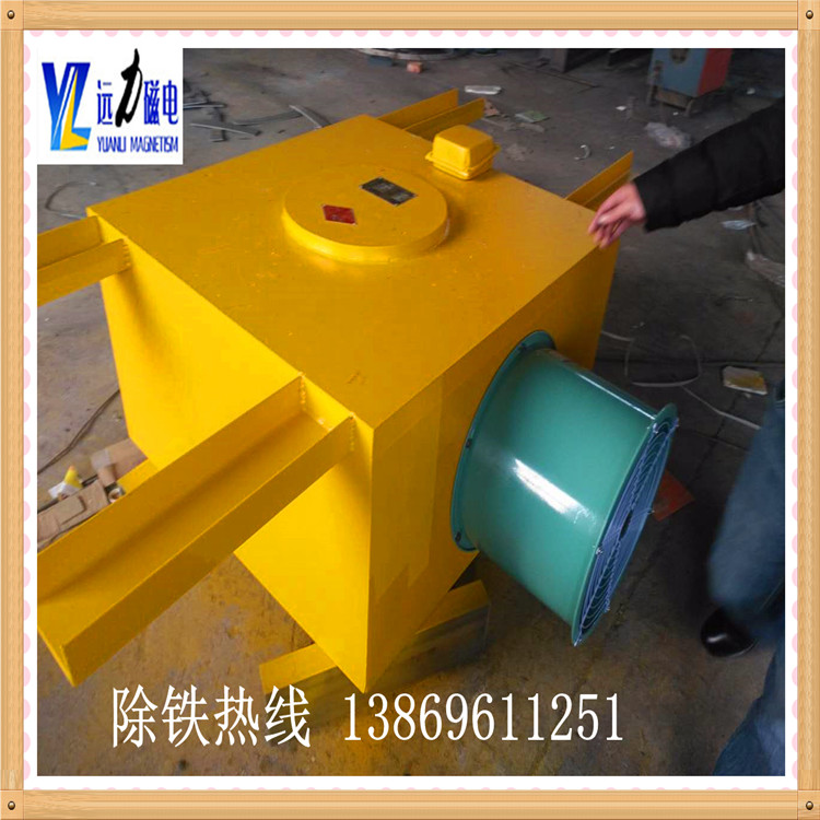 　　RCDC風(fēng)冷懸掛式電磁除鐵器自動(dòng)卸鐵，水泥廠木材磚廠專用除鐵的設(shè)計(jì)特點(diǎn)如下： 　　◆ 磁路采用計(jì)算機(jī)模擬設(shè)計(jì)，透磁深度大.磁力強(qiáng).  　　◆ 內(nèi)部采用電工專用樹(shù)脂澆注，自冷式全密封結(jié)構(gòu).防塵.防雨.耐腐蝕.  　　◆ 自動(dòng)卸鐵.維護(hù)簡(jiǎn)便.滾筒腰鼓形結(jié)構(gòu)，具備皮帶自動(dòng)糾偏功能，特制全密封軸承座，可實(shí)現(xiàn)長(zhǎng)期無(wú)故障運(yùn)行.  　　◆ 產(chǎn)品配套性好，整流設(shè)備功能齊全，具有手動(dòng)和集控功能，能滿足多種場(chǎng)合的使用要求.  　　◆ 可有效吸除混雜在非磁性物料中0.1-35公斤的鐵磁性物質(zhì).