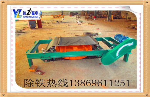 　RCDB-6.5自冷自卸式電磁除鐵器，懸掛式電磁除鐵器,近幾年除鐵器市場(chǎng)發(fā)展前景良好，除鐵器行業(yè)成為拉動(dòng)和提高經(jīng)濟(jì)增長(zhǎng)點(diǎn)的重要行業(yè).濰坊遠(yuǎn)力磁電瞅準(zhǔn)時(shí)機(jī)迅速發(fā)展，無(wú)論產(chǎn)品數(shù)量還是生產(chǎn)規(guī)模都有飛躍式的提高和發(fā)展，除鐵器銷(xiāo)量與日俱增. 　　1.自冷式電磁除鐵器本體磁路設(shè)計(jì)合理，磁場(chǎng)強(qiáng)度高.透磁深度大，故適合料層較厚的場(chǎng)合除鐵.又因采用全密封結(jié)構(gòu)，制造過(guò)程中經(jīng)真空干燥等特殊工藝處理，所以能有效地防止粉塵和有害氣體對(duì)線圈侵蝕，對(duì)環(huán)境和氣候的適應(yīng)性強(qiáng)，使用壽命長(zhǎng).