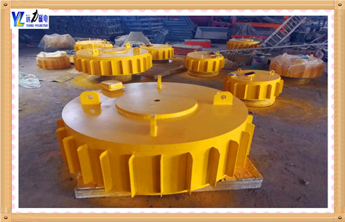 　　600輸送帶懸掛式永磁除鐵器皮帶機(jī)磁鐵傳送帶遠(yuǎn)距離超強(qiáng)力,皮帶電磁除鐵器在采礦,焦化,煤等皮帶輸送行業(yè)作為除鐵設(shè)備領(lǐng)域,已被廣泛應(yīng)用. 　　1.皮帶鐵去除器自動卸載鐵帶功用  　　1.1.使用高強(qiáng)度一體式橡膠圈,一個帶刮刀易于完成卸載操作.為了保護(hù)皮帶延長皮帶壽命,可以支撐安裝支架,用這種支架支撐可以滿足不同的安裝方式.  　　1.2.盤式磁選機(jī)廣泛應(yīng)用于礦山,冶金,煤炭,火電,化工,建材等行業(yè).電子式樹脂鑄造用內(nèi)部使用的圓盤型隔膜,這種圓形隔膜采用自冷式全密封結(jié)構(gòu).  　　1.3.其優(yōu)勢是具有較大的滲透深度,強(qiáng)吸力,防塵,防雨,腐蝕等特點(diǎn),在極惡劣的環(huán)境下仍能可靠運(yùn)行.回收磁性材料并防止磨床,破碎機(jī)等機(jī)械設(shè)備損壞和磨損,具有可靠的保護(hù)作用