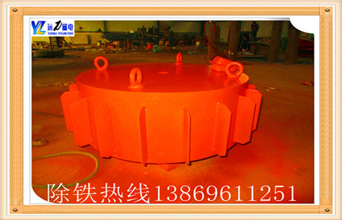 　電磁除鐵器 煤碳砂石選礦機磚廠輸送帶用,除鐵效果主要取決于電磁除鐵器的磁性能參數(shù)，與磁感應(yīng)強度成正比，與磁場梯度成正比。 　　電磁除鐵器按冷卻方式分為風冷、油冷、熱管冷卻、自冷等 風冷的優(yōu)點是冷卻效果好、溫升低、冷熱態(tài)磁性能差距小、成本較低;缺點是密封性較差,繞組與空氣直接接觸,不耐腐蝕、容易積塵，因而不適合沿海鹽霧環(huán)境。 油冷的優(yōu)點是密封好、冷卻效果好、溫升低、冷熱態(tài)磁性能差距小、成本較低;缺點是對導(dǎo)熱油的要求高(除鐵器的溫升高于普通油冷變壓器的溫升)，需要用戶定期更換,否則可能因為導(dǎo)熱油變質(zhì)破壞絕緣。