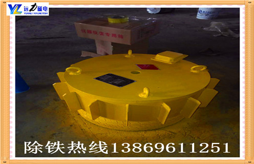 電磁除鐵器 煤碳砂石選礦機(jī)磚廠輸送帶用 保護(hù)破碎設(shè)備,中國某企業(yè)引進(jìn)了一套選進(jìn)的德國電磁除鐵器設(shè)備，德國工程師在設(shè)備安裝調(diào)試驗(yàn)收的時(shí)候發(fā)現(xiàn)一個(gè)螺絲歪了，雖然出現(xiàn)了這樣的問題，但是設(shè)備本身的緊固度沒有問題，影響不大?？墒?，德國工程師堅(jiān)決認(rèn)為：出現(xiàn)這樣的總是是因?yàn)閮?nèi)擰螺絲時(shí)沒有按規(guī)范標(biāo)準(zhǔn)操作。于是把螺絲擰了下來，重新安裝。德國的設(shè)計(jì)師之所以能夠做到這些，關(guān)鍵就在于他們對(duì)待細(xì)節(jié)的那種認(rèn)真，精細(xì)甚至是略帶刻板的態(tài)度