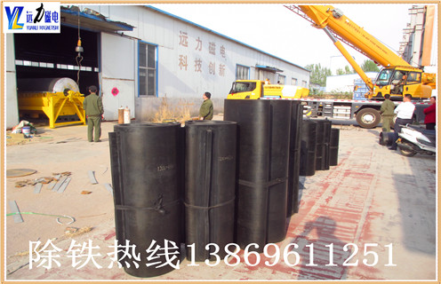 輸送帶專用懸掛式強(qiáng)磁除鐵器皮帶永磁鐵吸鐵器rcyb-8除鐵器皮帶，電磁除鐵器在采礦,焦化,煤等皮帶輸送行業(yè)作為除鐵設(shè)備領(lǐng)域,已被廣泛應(yīng)用.皮帶鐵除鐵器自動卸載鐵帶使用高強(qiáng)度一體式橡膠圈,一個帶刮刀易于完成卸載操作.為了保護(hù)皮帶延長皮帶壽命,可以支撐安裝支架,用這種支架支撐可以滿足不同的安裝方式. 　　永磁自卸式除鐵器皮帶廣泛應(yīng)用于礦山,冶金,煤炭,火電,化工,建材等行業(yè).電子式樹脂鑄造用內(nèi)部使用的圓盤型隔膜,這種圓形隔膜采用自冷式全密封結(jié)構(gòu).其優(yōu)勢是具有較大的滲透深度,強(qiáng)吸力,防塵,防雨,腐蝕等特點,在極惡劣的環(huán)境下仍能可靠運行.回收磁性材料并防止磨床,破碎機(jī)等機(jī)械設(shè)備損壞和磨損,具有可靠的保護(hù)作用.