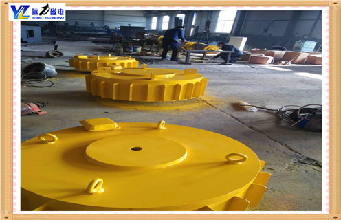 RCDB-8干式電磁除鐵器,當(dāng)顆粒狀物料經(jīng)過永磁自卸除鐵器的正下方時(shí)，混雜在物料中的鐵磁性雜質(zhì)大約0.1—0.36公斤被吸起，由于除鐵器上的皮帶不停的運(yùn)轉(zhuǎn)，當(dāng)吸附在上面的鐵磁性物料經(jīng)過無磁區(qū)時(shí)，便被皮帶上的鐵件刮出，扔進(jìn)集鐵箱，從而達(dá)到連續(xù)自動除鐵的目的。