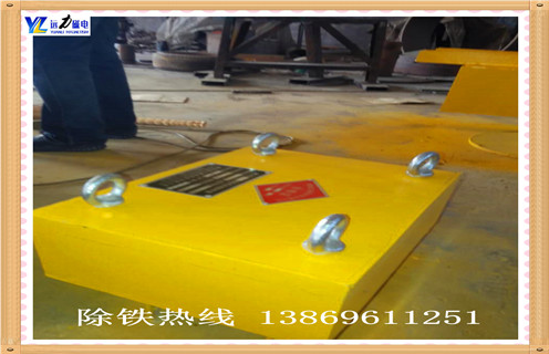 日照懸掛式永磁除鐵器，今天遠力小編來為您介紹下煤礦開采專用的日照懸掛式永磁除鐵器!在煤炭的開采過程中，煤炭中難免會摻雜攜帶入各種金屬雜質(zhì)，若有鐵質(zhì)物體同原煤、煤泥、中煤和矸石一起進入輸煤系統(tǒng)，那必將是會影響輸煤機械和篩碎設(shè)備的運行安全，如：劃破皮帶，損壞篩碎設(shè)備，進入磨煤機后會加速鋼球的磨損，降低制粉系統(tǒng)的出力，從而影響磨煤機的正常運行。