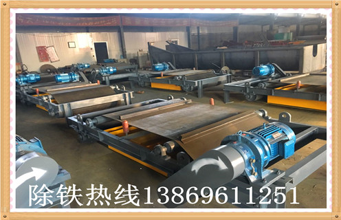 生產(chǎn)RCYD（C）-12永磁自卸式除鐵器帶式除鐵器強磁石料建材吸，濕式永磁自卸式除鐵器 ，濕式永磁自卸式除鐵器按照槽體的不同可分為順流式、逆流式、半逆流式三種。公司提供實驗室，實驗樣機可根據(jù)用戶的物料來自由定做設(shè)備，公司濕式永磁自卸式除鐵器經(jīng)常銷往設(shè)計院，具有 　　1.干式永磁自卸式除鐵器主要應(yīng)用  　　干式永磁自卸式除鐵器 廣泛應(yīng)用于，沙山，鐵礦，河沙中的鐵粉提取，是目前河沙提取鐵粉的最為理想的設(shè)備。 干式永磁自卸式除鐵器概述： 干式永磁自卸式除鐵器是我公司專為磁性礦而研制設(shè)計的一種新型干選磁選